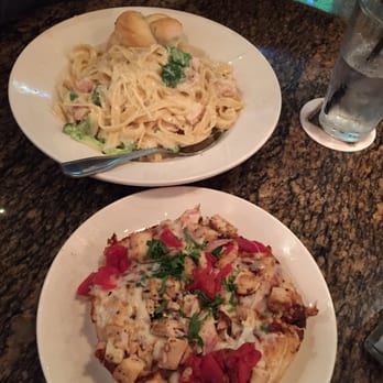 BJ's Restaurant & Brewhouse - Chicken Alfredo pasta & BBQ chicken mini pizza - New American Near Me - Downey, California
