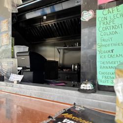 Yahuales Red Tacos - Outside