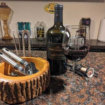 Himelhoch Bed & Breakfast - Bar area - Wine glass made available to guests - Bed & Breakfast Near Me - Caro, Michigan Himelhoch Bed & Breakfast - Bar area - Wine glass made available to guests - Bed & Breakfast Near Me - Caro, Michigan