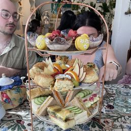 Afternoon tea for 4 people including two vegetarians. Afternoon tea for 4 people including two vegetarians.