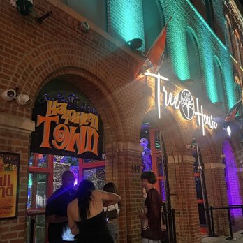 TREE HOUSE - Comfort Food Near Me - Chicago, Illinois