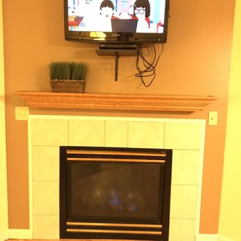 Tamarack Resort - Living rom fireplace and tv - Resorts Near Me - Wisconsin Dells, Wisconsin Tamarack Resort - Living rom fireplace and tv - Resorts Near Me - Wisconsin Dells, Wisconsin