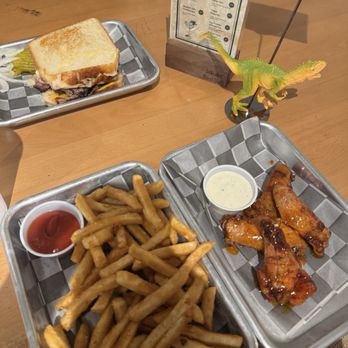 Bussin' Q - $2.00 wings EACH and Beef Tallow Fries. - Food Trucks Near Me - San Antonio, Texas
