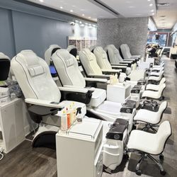 Elegant Nail Spa - Nice pedicure chairs