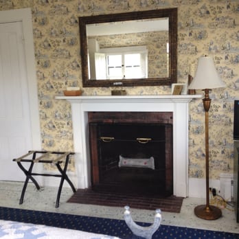 Ashley Manor - Phinney's Terrace Room - Bed & Breakfast Near Me - Barnstable, Massachusetts
