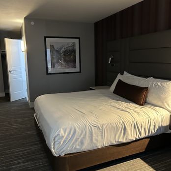 J Resort - Birch Tower King size bed room - Resorts Near Me - Reno, Nevada J Resort - Birch Tower King size bed room - Resorts Near Me - Reno, Nevada