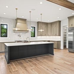 Reel Homes - 1113 Ingleside Ave., McLean, VA - kitchen, high end appliances, hardwood flooring, large island