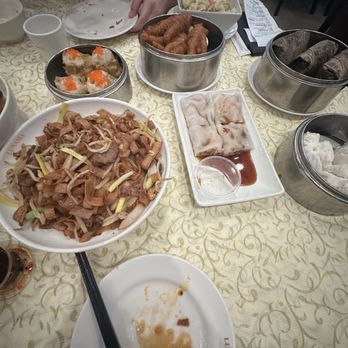 Lunasia Dimsum House - Sui Mai, chicken feet, sticky rice , rice roll w bbq , steam bbq buns - Dim Sum Near Me - Alhambra, California Lunasia Dimsum House - Sui Mai, chicken feet, sticky rice , rice roll w bbq , steam bbq buns - Dim Sum Near Me - Alhambra, California
