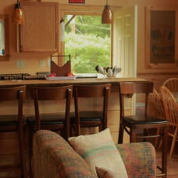 Watch Point Inn & Cottages - Kitchen & dining area
