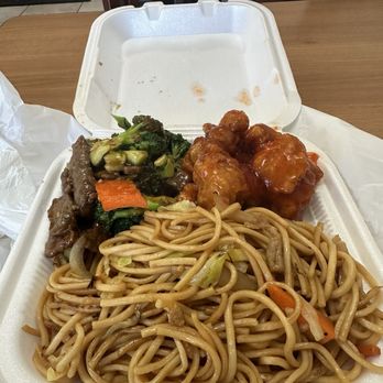 Egg Roll King - Chow mein, with beef broccoli and orange chicken - Chinese Near Me - Reno, Nevada