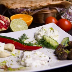 Anar Restaurant - Natur Joghurt in verschiedenen Variationen, mit Gurken oder Spinat oder einfach mit Wild-Jung Knoblauch