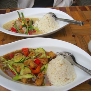 Phat Thai-Food - Schöne Aufmachung! Hinten, grüner Curry m. Schweinefleisch (7€); vorne, vietnamesisches Zitronengras-Spezialität m. Tofu (7,5€). - Thai Near Me - Berlin, BE Phat Thai-Food - Schöne Aufmachung! Hinten, grüner Curry m. Schweinefleisch (7€); vorne, vietnamesisches Zitronengras-Spezialität m. Tofu (7,5€). - Thai Near Me - Berlin, BE
