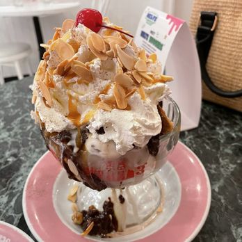 Serendipity 3 - Upper East Side - The Insanity Sundae...Go Nuts! - Desserts Near Me - New York, New York Serendipity 3 - Upper East Side - The Insanity Sundae...Go Nuts! - Desserts Near Me - New York, New York