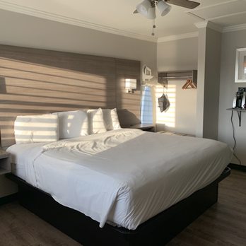 Harbor House Inn - King bedroom - Hotels Near Me - Morro Bay, California Harbor House Inn - King bedroom - Hotels Near Me - Morro Bay, California