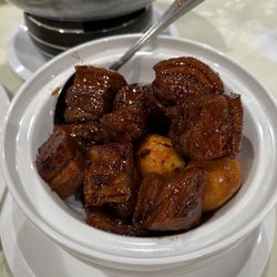 Embassy Billiards Club - 他家沒一個菜是好吃的,我點了一份紅燒肉,完全嚇到我了,是我長這麼大吃過最難吃的紅燒肉,顏色黑乎乎的,肉裡面都是冷的,簡直不敢相信是餐館廚師做出來的,絕對不是正宗上海菜,簡直是亂七八糟