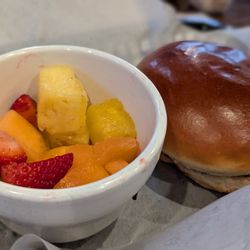 First Street Alehouse - Kids cheeseburger with fruit