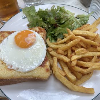 Les Deux Palais - Croque Madame and Fries - Brasseries Near Me - Paris, 75