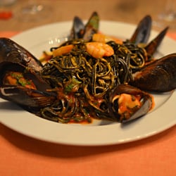 Trattodino - hg. schwarze Nudeln mit Muscheln und Garnelen