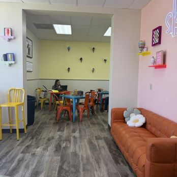 Triple skoop - Sitting area with games like connect 4 and checkers - Ice Cream & Frozen Yogurt Near Me - Winnemucca, Nevada