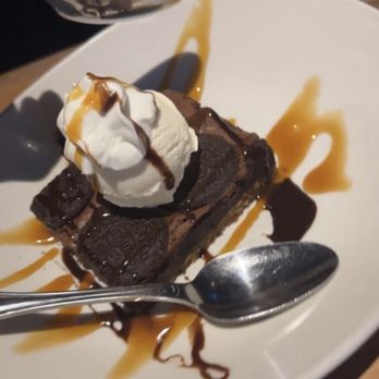 Yard House - Oreo Brookie - New American Near Me - Troy, Michigan