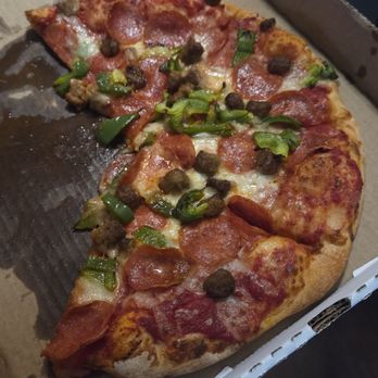 Potomac Pizza - Medium pizza with Italian sausage, pepperoni, and green peppers - Pizza Near Me - Chevy Chase, Maryland Potomac Pizza - Medium pizza with Italian sausage, pepperoni, and green peppers - Pizza Near Me - Chevy Chase, Maryland