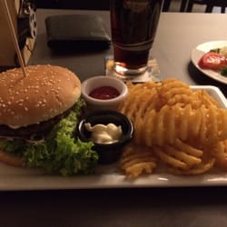 Lumos Lichtspiel & Lounge - Sehr leckerer Cheeseburger mit Kartoffelgitter