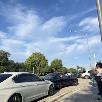 Driver License Office - Es un asco no te dejan paquear  y si parqueas alado en la gas o en una plaza te Yeban el carro la Gruga - Departments of Motor Vehicles Near Me - Pembroke Pines, Florida