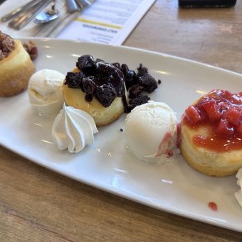 California Pizza Kitchen - NEW - MINI BUTTER CAKE FLIGHT - Pizza Near Me - Glendale, California