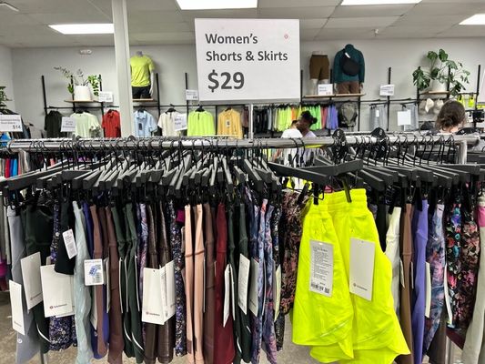 lululemon by null
