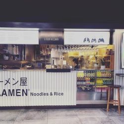 Raamen - The restaurant / storefront