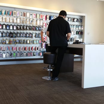 Verizon - This location has a funky vibe. The music is so loud I hate being in here. I don't want to feel like I'm in a club. - Mobile Phones Near Me - Long Beach, California