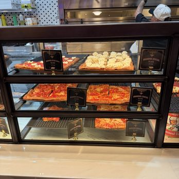 Good Pie - The pizzas on display aren't the ones available when you get to the front of the line. Strange. - Pizza Near Me - Las Vegas, Nevada Good Pie - The pizzas on display aren't the ones available when you get to the front of the line. Strange. - Pizza Near Me - Las Vegas, Nevada