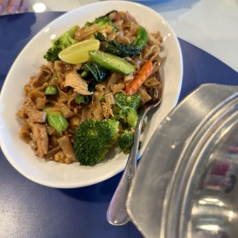 Bangkok Restaurant - chicken pad see ew - Thai Near Me - Stockton, California Bangkok Restaurant - chicken pad see ew - Thai Near Me - Stockton, California