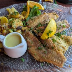 Gaststätte Fährschenke - Nr. 82  - - gemischte Fischfiletplatte ,, Bratkartoffeln, Senfsauce.