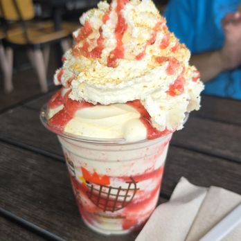 Bruxie - FROZEN CUSTARD STRAWBERRY SUNDAE (sooooooo YUM!) - Chicken Shop Near Me - Long Beach, California