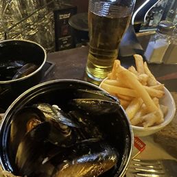 Garlic wine Mussel Pot with chips. Garlic wine Mussel Pot with chips.