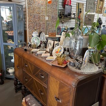 Vintage UnderGround Sales and Consignment - Antiques Near Me - Kenosha, Wisconsin Vintage UnderGround Sales and Consignment - Antiques Near Me - Kenosha, Wisconsin