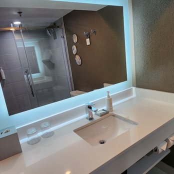 Marriott Melville Long Island - bath sink and vanity - Hotels Near Me - Melville, New York Marriott Melville Long Island - bath sink and vanity - Hotels Near Me - Melville, New York