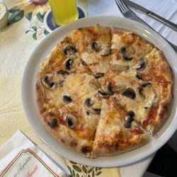 DaVito - Mushroom & cheese pizza