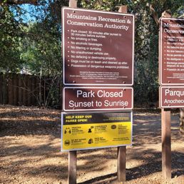 Park Rules & entrance from the barking lot