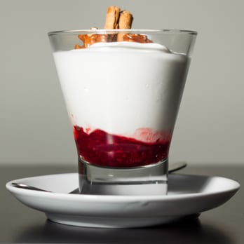 El Venezia - Yogur con mermelada de frambuesas - Gastropubs Near Me - Barcelona, B El Venezia - Yogur con mermelada de frambuesas - Gastropubs Near Me - Barcelona, B