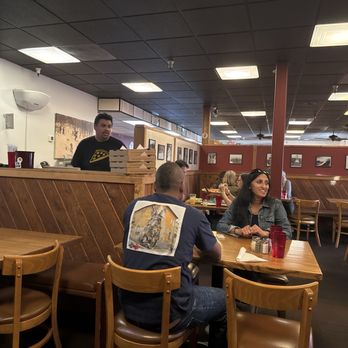 Giovanni's - Interior - Pizza Near Me - Mammoth Lakes, California