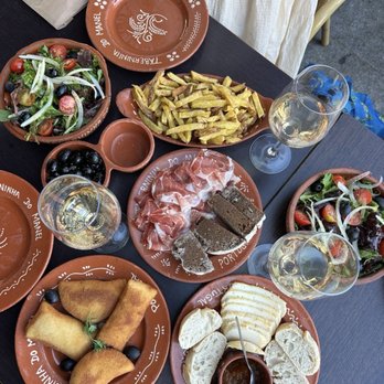 Taberninha do Manel - Mixed greens salad, green wine, empanadas beef & Iberian pork/cheese), prosciutto, sheep's cheese, olives - Portuguese Near Me - Vila Nova de Gaia, 13