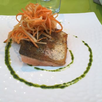 Le Poivron Bleu - Truite saumonée d'Isère, purée de pois chiches froide à la tomate, légumes en marinade et pesto de roquette - French Near Me - Lyon, 69