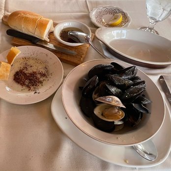 Enzo's La Piccola Cucina - Mussels and clams in garlic and oil sauce with their fantastic bread. - Italian Near Me - Lawrenceville, New Jersey Enzo's La Piccola Cucina - Mussels and clams in garlic and oil sauce with their fantastic bread. - Italian Near Me - Lawrenceville, New Jersey