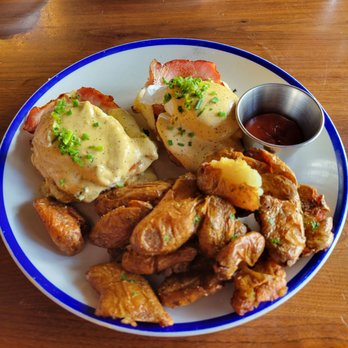 Noble Crust - Southern Benny*  minus tomato with  Crispy Fingerlings - Italian Near Me - Wesley Chapel, Florida