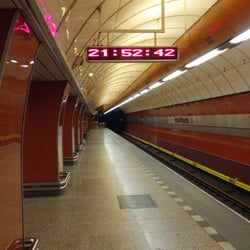 Metro Křižíkova - Nastupiste vecer
