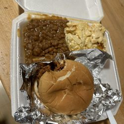 Paulie's Pig Out - Pulled pork sandwich platter 5
