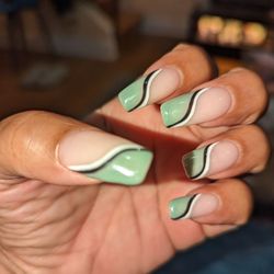 Love this dipped, modified French tip design!