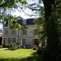 Hôtel le Parc des Maréchaux - Façade vue du parc arboré